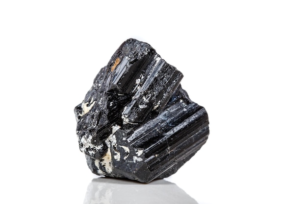 Macro minerale steen sherle schorl zwarte toermalijn op witte achtergrond