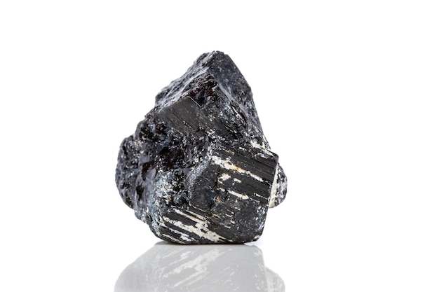 Macro minerale steen sherle schorl zwarte toermalijn op witte achtergrond