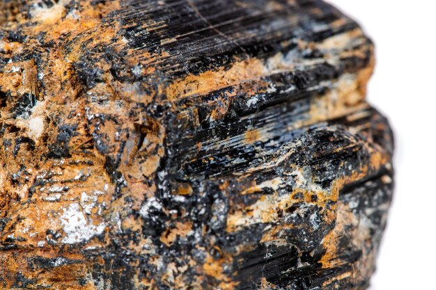 Macro minerale steen sherle schorl zwarte toermalijn op witte achtergrond