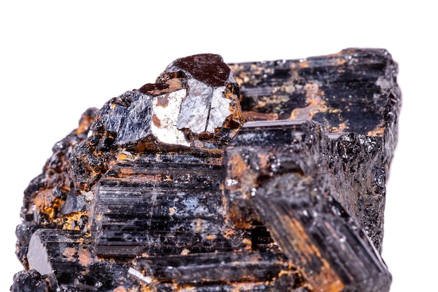 Macro minerale steen sherle schorl zwarte toermalijn op witte achtergrond