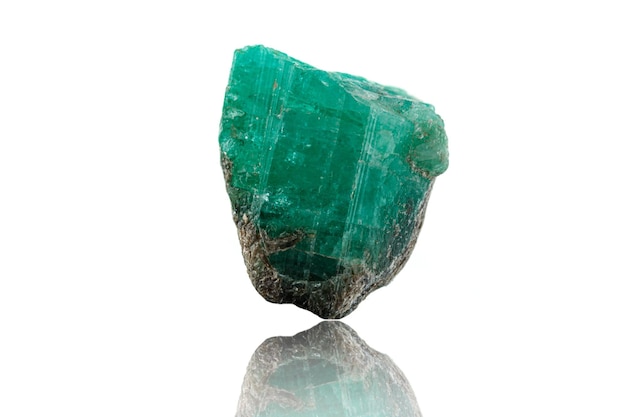 Macro minerale steen smaragd op een witte achtergrond