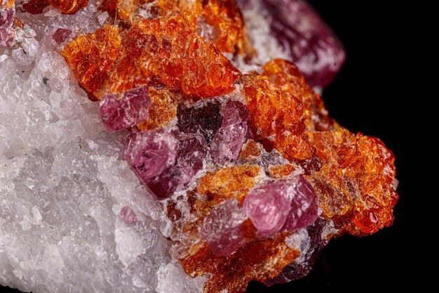 Macro minerale steen spinel zwarte achtergrond