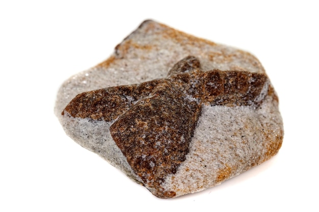 macro minerale steen stauroliet op een witte achtergrond close-up