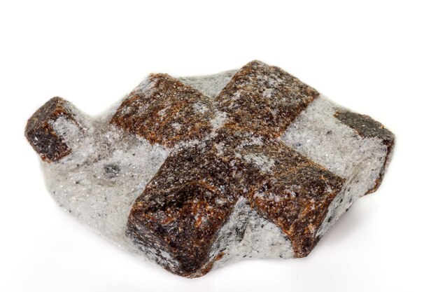 Macro minerale steen Stauroliet op een witte achtergrond