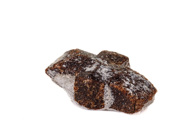 Macro minerale steen Stauroliet op een witte achtergrond