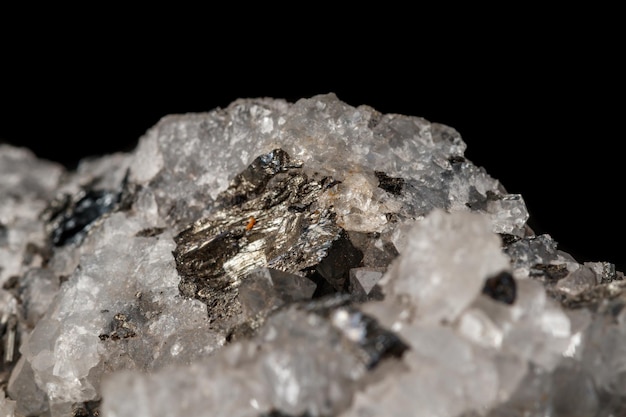 Macro minerale steen Stibniet kwarts op een zwarte achtergrond