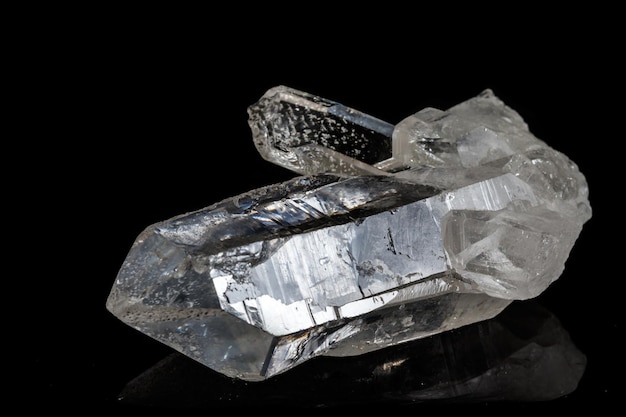 Macro minerale steen strass bergkristal op een zwarte achtergrond