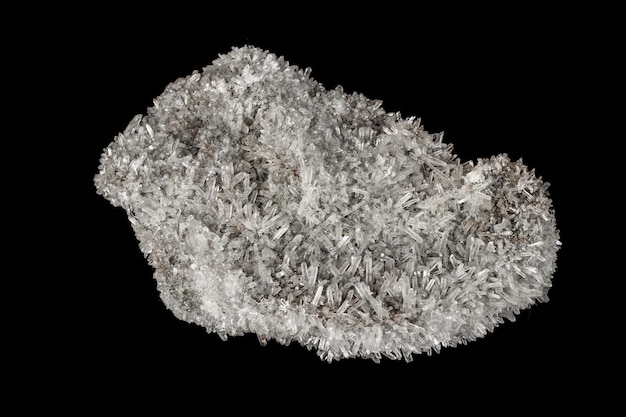 Macro minerale steen sulfiet kwarts op een zwarte achtergrond