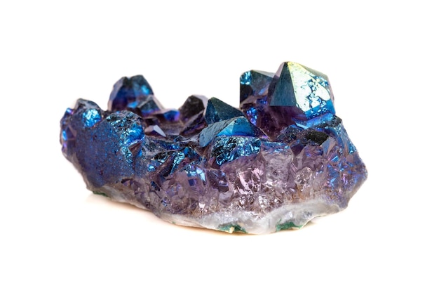 Macro minerale steen Titanium Quartz Flame Aura Quartz op een witte achtergrond