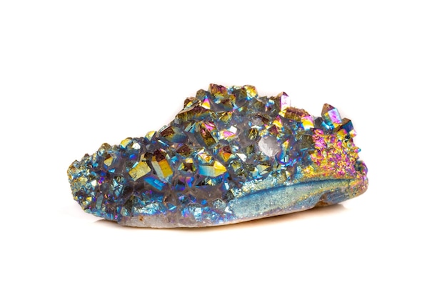 Macro minerale steen Titanium Quartz Flame Aura Quartz op een witte achtergrond