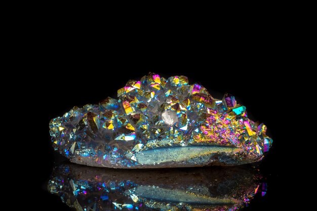 Macro minerale steen Titanium Quartz Flame Aura Quartz op een zwarte achtergrond