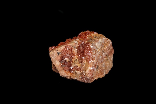 Macro minerale steen Vanadiniet op een zwarte achtergrond close-up