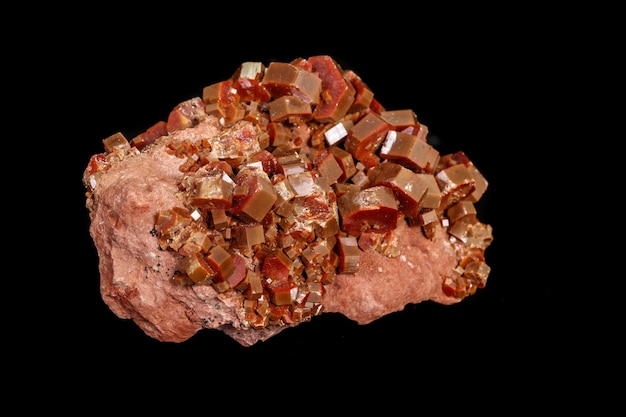 Macro minerale steen Vanadiniet op een zwarte achtergrond