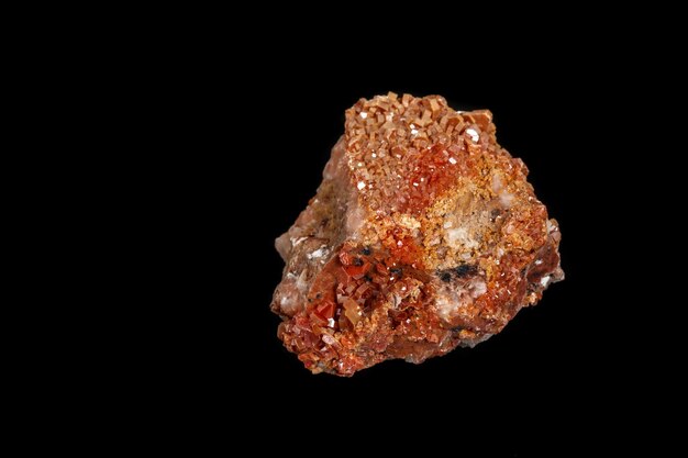 Macro minerale steen Vanadiniet op een zwarte achtergrond