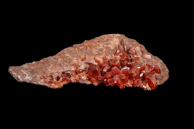 Macro minerale steen Vanadinite op een zwarte achtergrond close-up