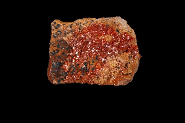 Macro minerale steen Vanadinite op een zwarte achtergrond