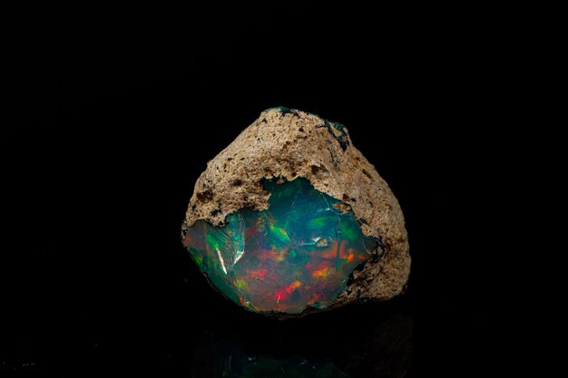 Macro minerale steen zeldzame en mooie opalen op een zwarte achtergrond