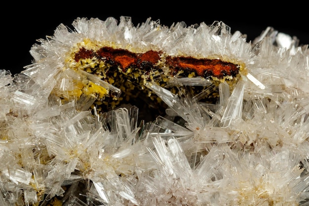 Macro minerale steenkristallen Hemimorfietgesteente op een zwarte achtergrond