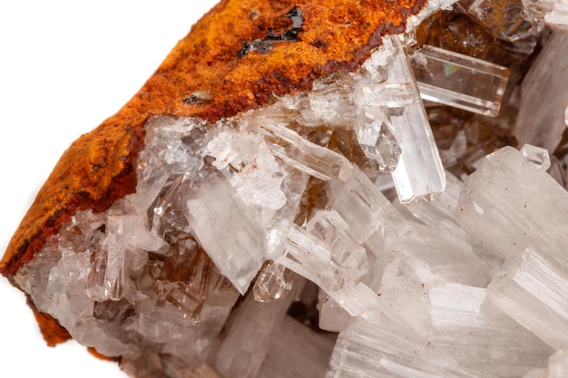 Macro minerale steenkristallen Hemimorphite rock op een witte achtergrond