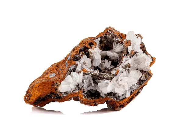 Macro minerale steenkristallen Hemimorphite rock op een witte achtergrond