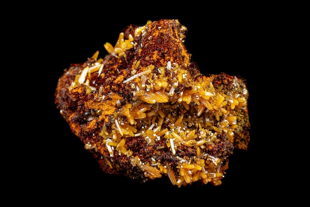 Macro minerale Wulfenite steen op een zwarte achtergrond