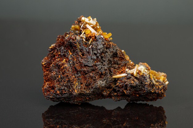 Macro minerale wulfenite steen op een zwarte achtergrond