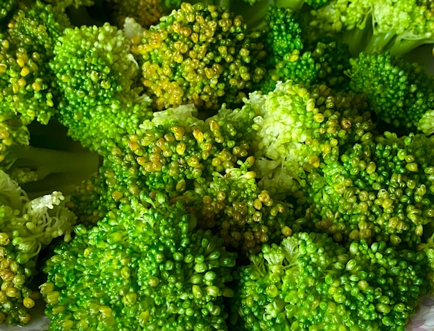 Macro-opname van groene broccoli close-up, textuur van broccoli, lelijke groenten, verse veganist