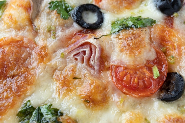 Macro-opname van Italiaanse pizza met mozzarella