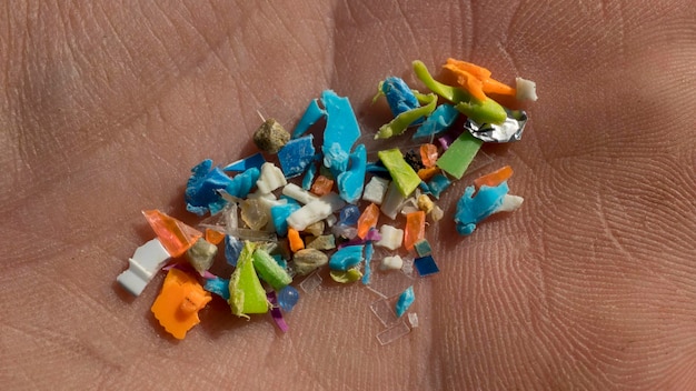 Macro-opname van microplastics op menselijke hand