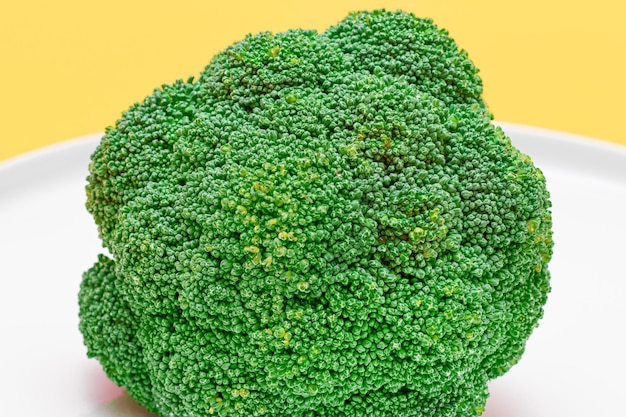 Macro-opname van verse en rauwe broccoli close-up ongekookte groene kool Veganistische en vegetarische cultuur Raw Food gezond eten en plantaardig dieet