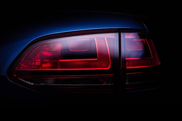 Макро фотография синего заднего фонаря автомобиля или стоп-сигнала.