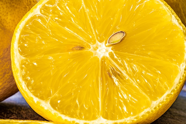 Foto a macroistruzione del limone sulla tabella di legno