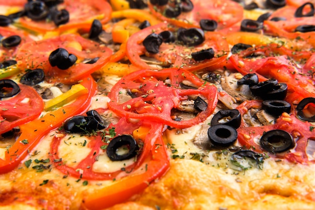 オリーブとピザのチーズとキノコのマクロ写真