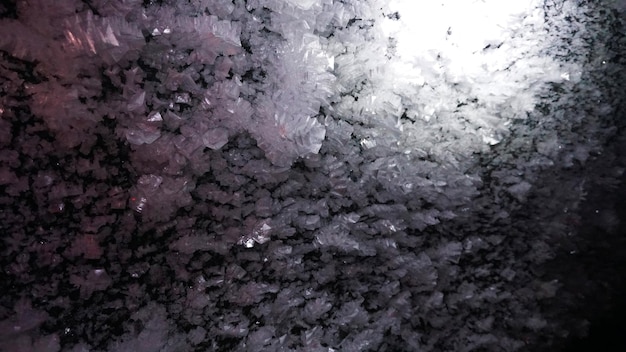 洞窟内の氷の成長のマクロ写真