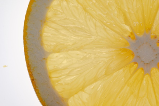 Foto fotografia macro di una fetta di limone dettaglio della polpa e della buccia di frutta fresca