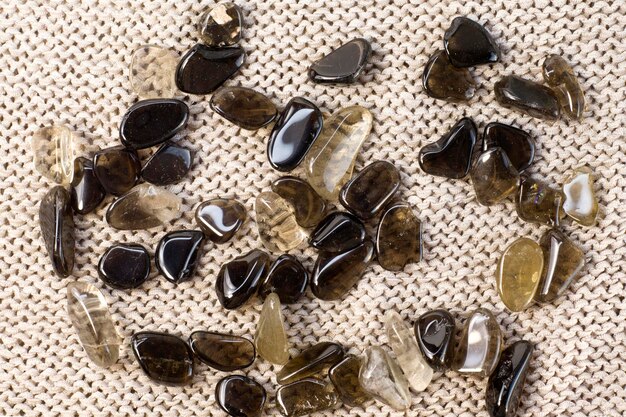 Макросъемка коллекции природных камней из мориона дымчатого кварца минеральных камней на сером фоне