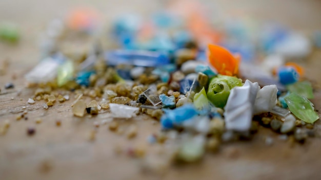 Foto macro di autentiche particelle microplastiche reali per l'inquinamento dell'acqua e il concetto di riscaldamento globale