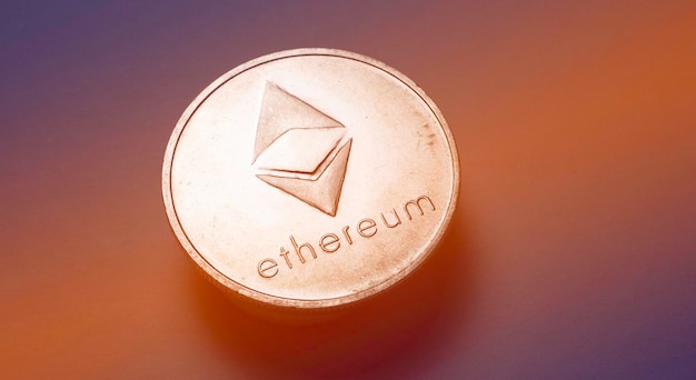 Макросъемка битовой монеты криптовалюты Ethereum