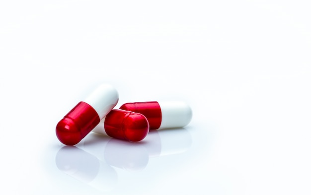 빨간색, 흰색 항생제 캡슐 알 약의 매크로 촬영 세부 사항