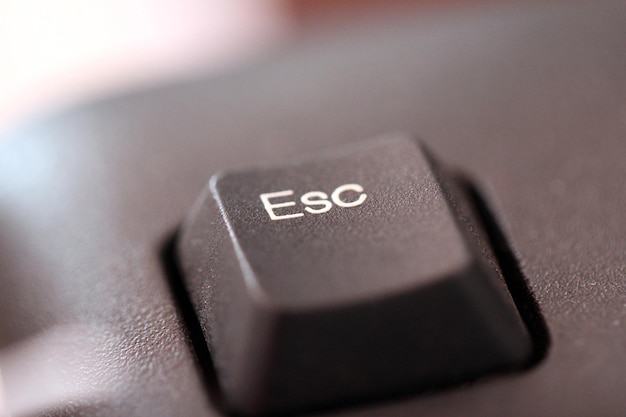 Ripresa a macroistruzione di un pulsante esc (esc) su una tastiera nera