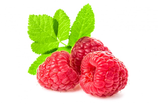 Photo macro shot of fresh raspberries with leaves isolated o