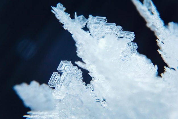 Foto macro colpo di cristalli di ghiaccio fiocchi di neve naturali sulla neve rime