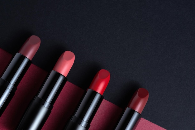 Macro shot Lipsticks op dubbele toon rode en zwarte achtergrond