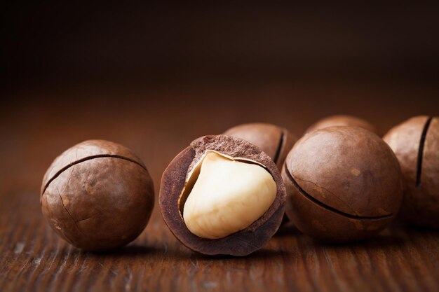 Photo macro shot of macadamia nuts on wooden table