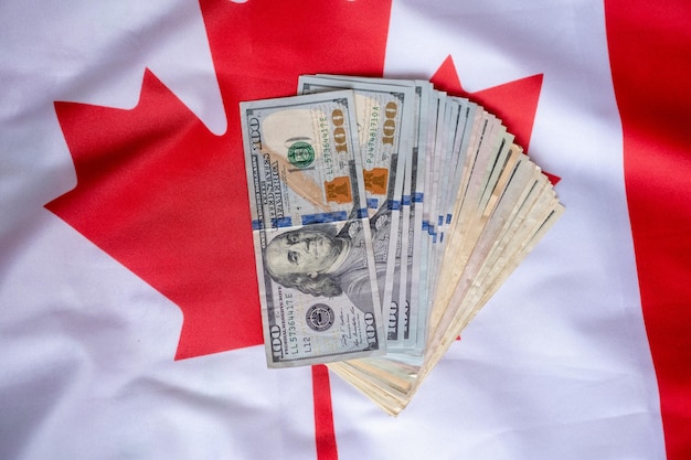 Foto macro shot van de amerikaanse dollar op de canadese vlag