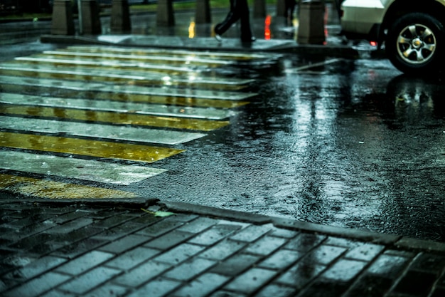 Photo macro shot of wet city street floor cobblestone during the rain in europe