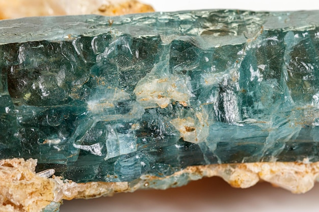 Foto macro steen apatite mineraal op witte achtergrond