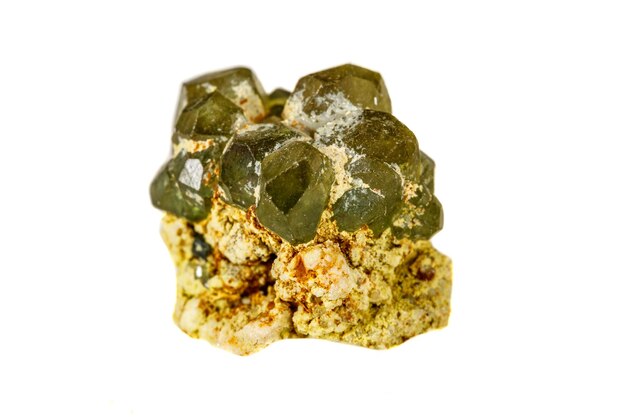 Macro steen Demantoid mineraal op witte achtergrond