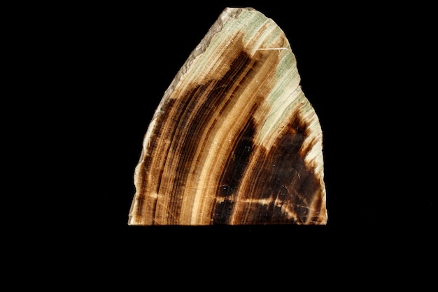 Macro steen mineraal marmer Onyx op een zwarte achtergrond