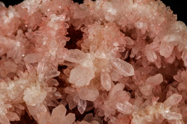 Macro steen mineraal roze kwarts amethyst op een zwarte achtergrond